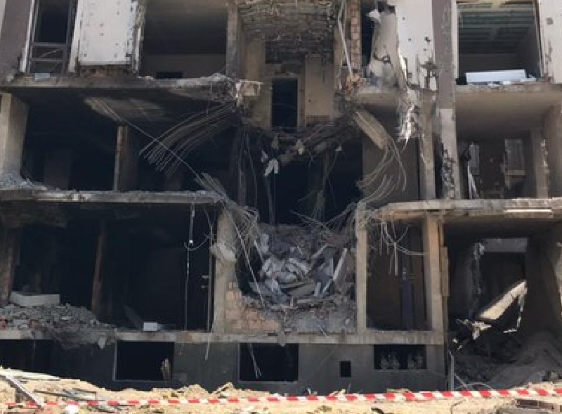 Британський посол показала зруйнований російською ракетою будинок на Лук’янівці (ФОТО)