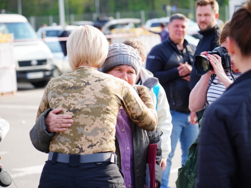 З “Азовсталі” евакуювали всіх жінок, дітей та людей похилого віку