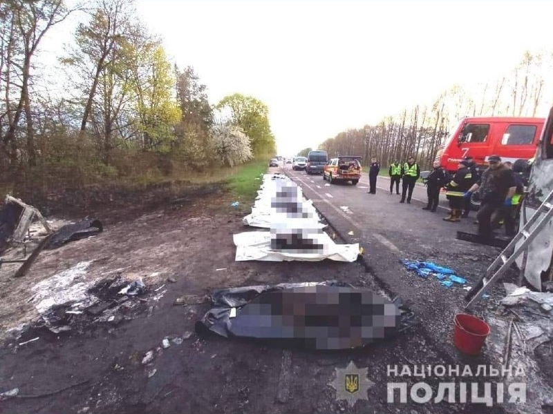 Жахлива ДТП з автобусом: загинуло 26 осіб, шукають родичів загиблих з Київщини