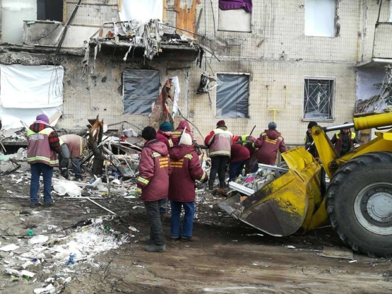 У Києві з територій обстріляних будинків вивезли понад 1,5 тисячі кубометрів уламків