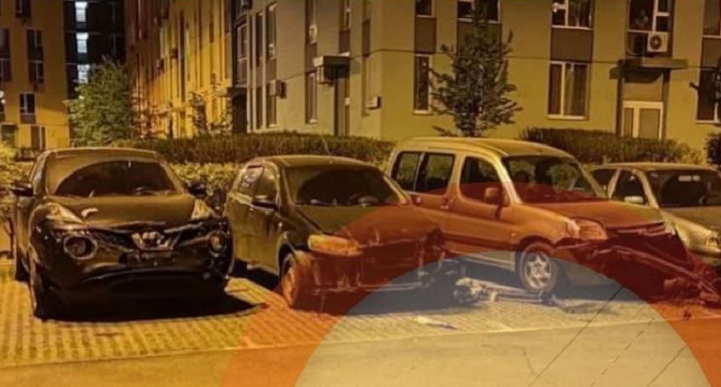 Підлітки у дворі ЖК в Києві протаранили на Land Cruiser вісім автівок