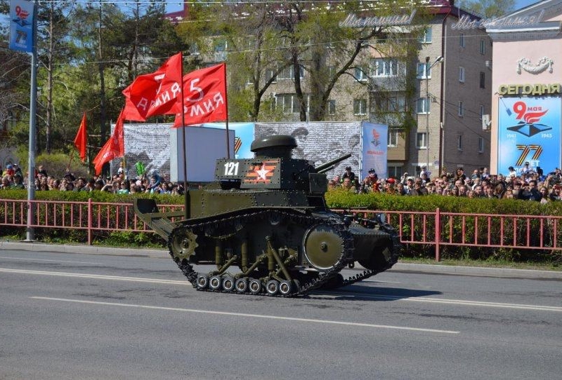 Росіяни плюються на “позорний” парад, а з українців пропонують робити “шашлики”