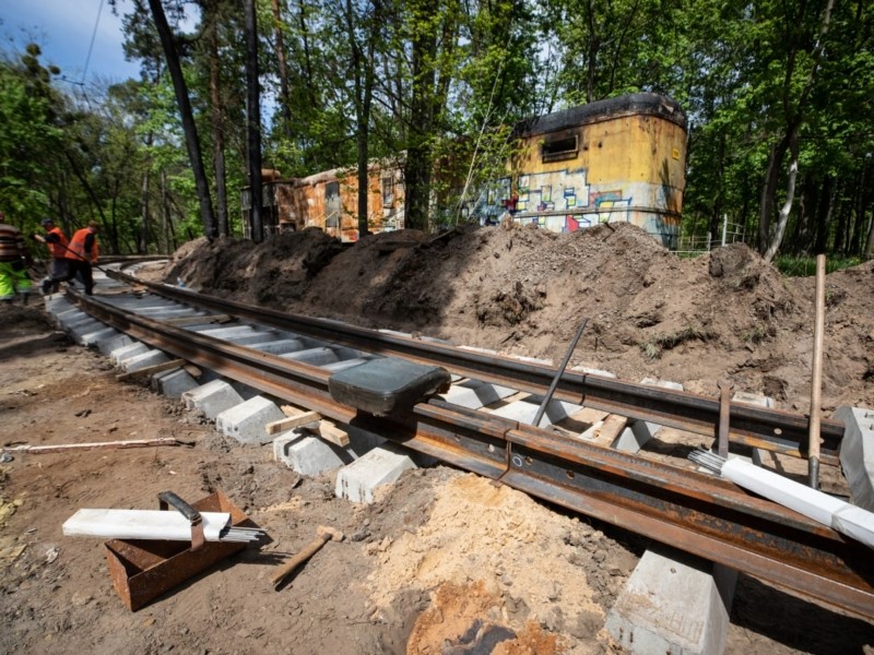 У Пущі-Водиці розпочалося відновлення трамвайної колії, пошкодженої обстрілами (ФОТО)