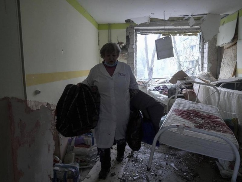 День медсестри: вони рятували від коронавірусу, тепер сплять в бомбосховищах (ФОТО)