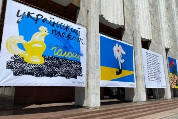 Український дім презентував виставку плакатів, створених у дні війни. Там є знаменитий півник (ФОТО)