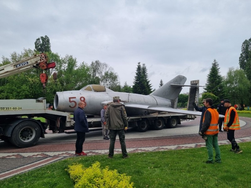 В парку Броварів демонтували літак радянського періоду – що буде на його місці (ФОТО)