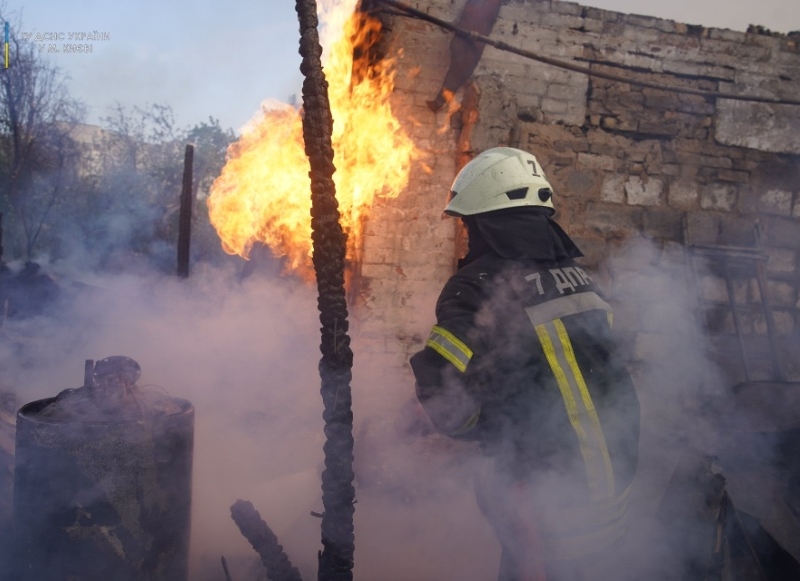 На Куренівці в Києві згорів приватний будинок, загинула жінка (ФОТО)