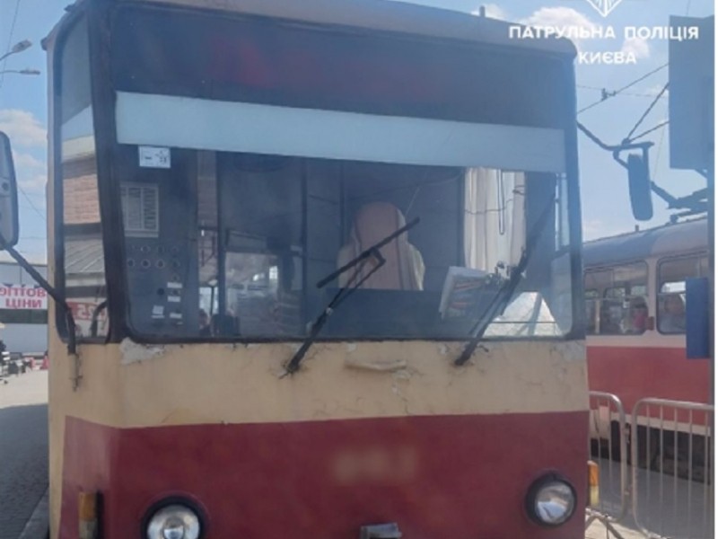 Київські патрульні піймали водія трамвая у стані наркотичного сп’яніння