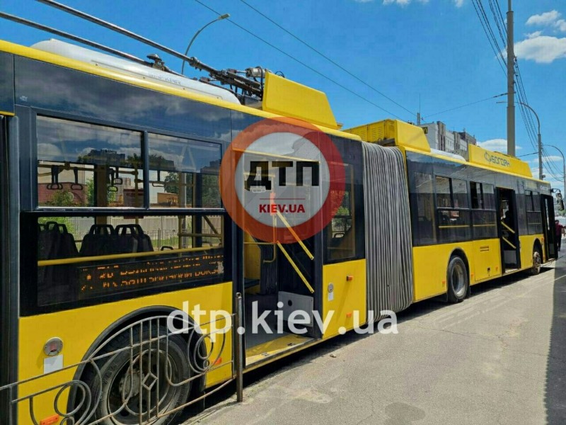 У Києві тролейбус проломив огорожу і в’їхав у стовп