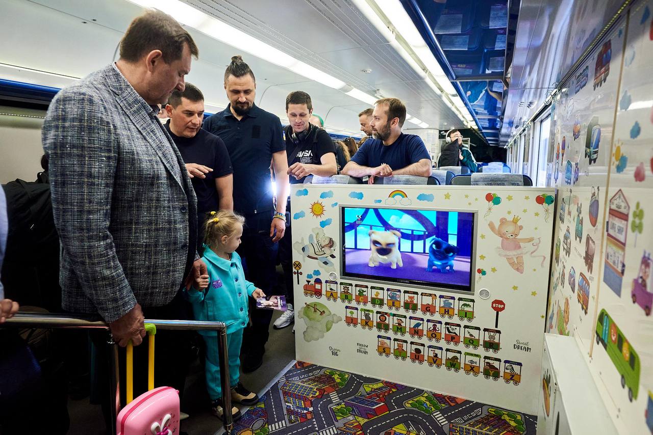 дитячий кінотеатр в поїздідитячий кінотеатр в поїзді