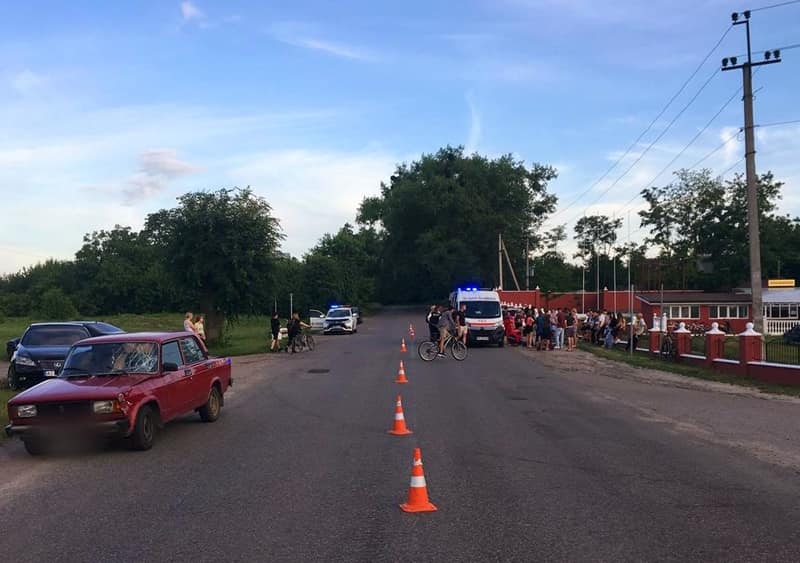На Київщині п’яний водій збив двох підлітків на велосипедах і протаранив припарковану автівку