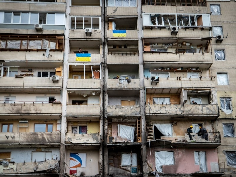 У Києві почали реконструкцію житлових будинків, які постраждали від ракетних обстрілів