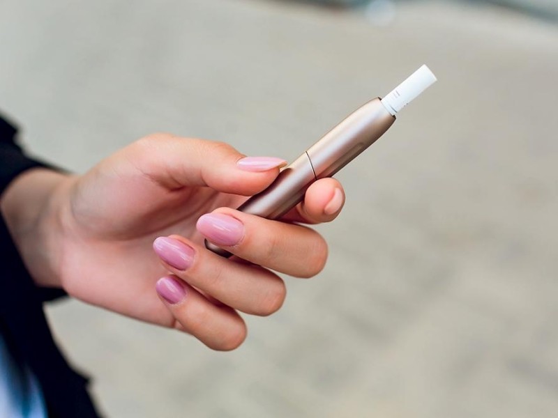 Електронні сигарети заборонять палити у громадських місцях