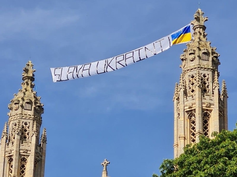 Королівський коледж Кембриджського університету підняв синьо-жовтий прапор і банер на підтримку України