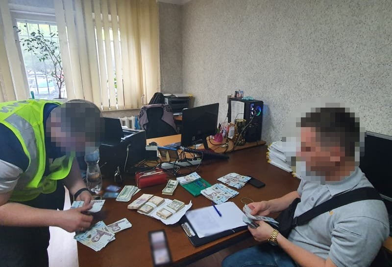 Намагався продати ввезені для армії джипи: у Києві затримали власника СТО