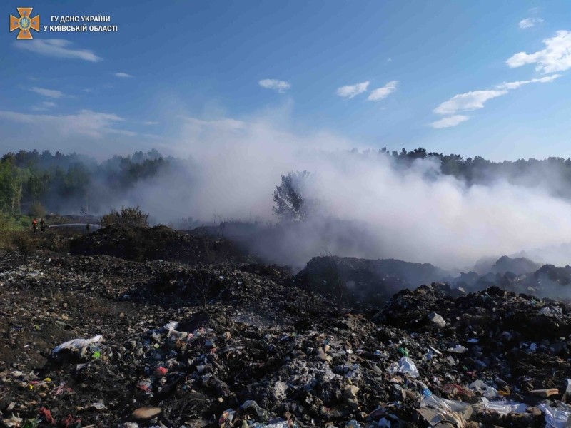У Баришівській громаді більше доби приборкували пожежу на стихійному сміттєзвалищі