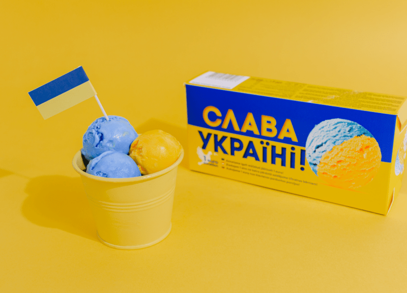 У Латвії створили жовто-блакитне морозиво “Слава Україні” – українцям дають безкоштовно