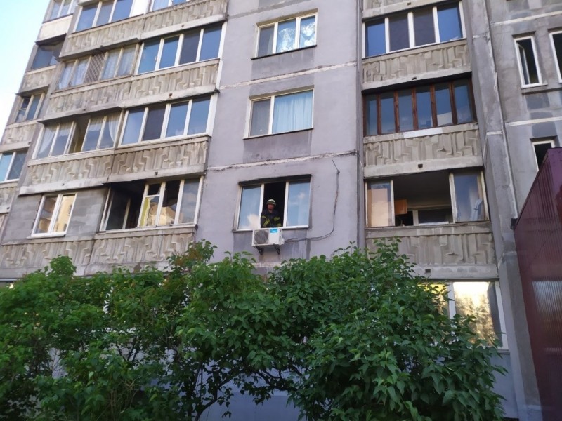 У Києві в палаючій квартирі знайшли тіла жінки та дитини. Ймовірно їх вбили