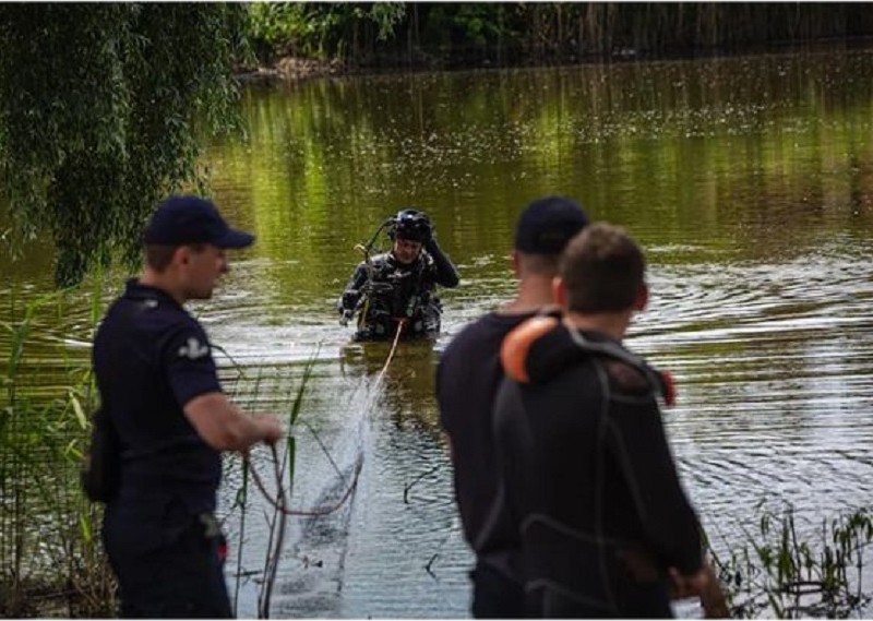 Прилетів і не вибухнув: водолази-сапери розміновують озера Київщини майже наосліп
