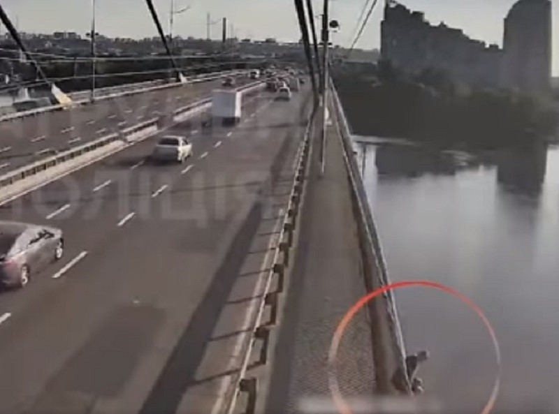 Чоловік хотів вкоротити собі віку, стрибнувши з Північного мосту в Києві (ВІДЕО)