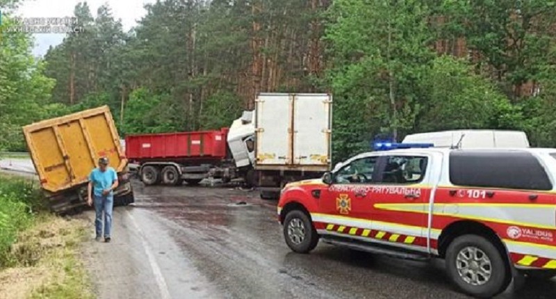 В автотрощі на дорозі Ірпінь – Забуччя зіткнулися три вантажівки (ФОТО)