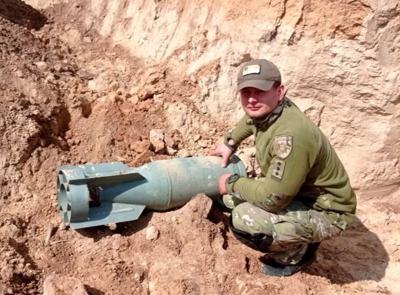 На Київщині поблизу села Сеньківка виявили авіабомбу та артилерійський снаряд