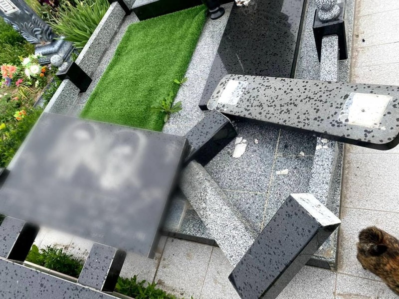 В Білій Церкві чоловік понівечив пам’ятники на цвинтарі (ФОТО)