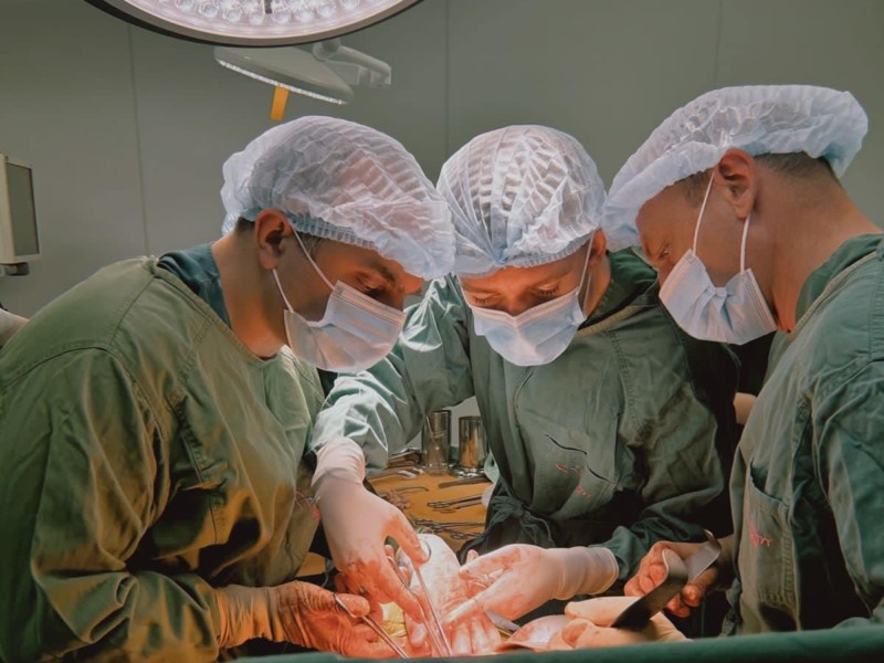 Мати подарувала нирку синові: в Інституті серця вперше зробили родинну трансплантацію