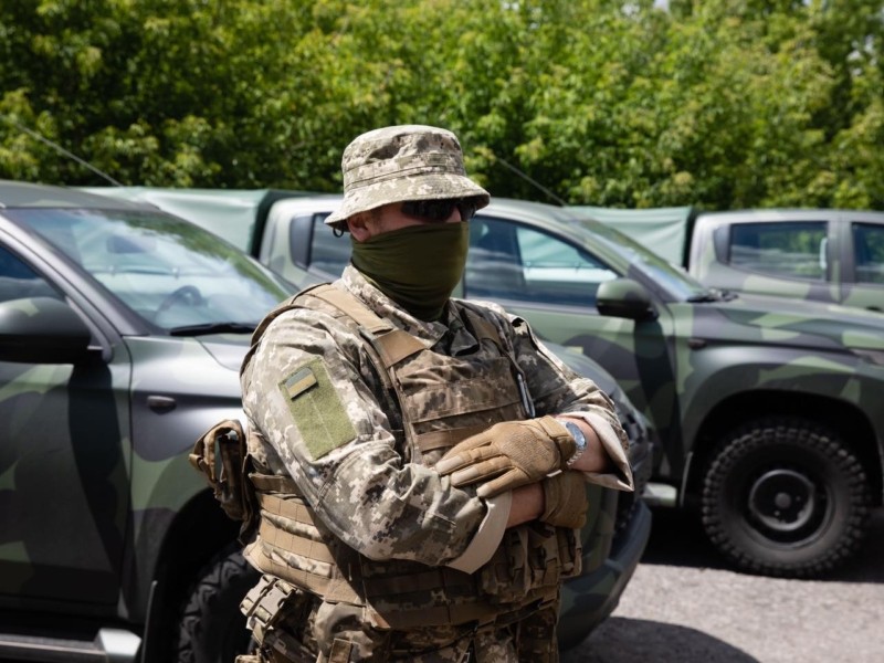 Порошенко передав військовим на Сході України пікапи та військове спорядження