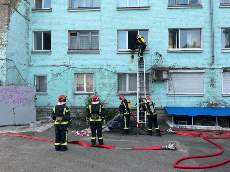 На Подолі сталася пожежа в гуртожитку (ФОТО)