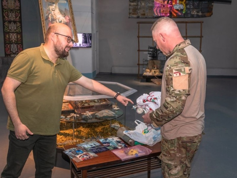 Американець з Грузинського національного легіону передав музею вишиванки дітей з розтрощеної школи-інтернату