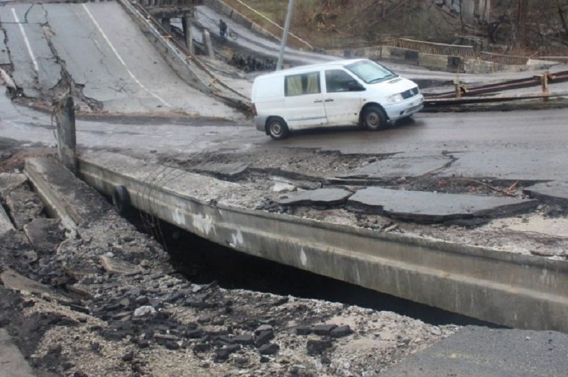 Скільки часу та грошей треба на відновлення зруйнованих окупантами доріг в Україні