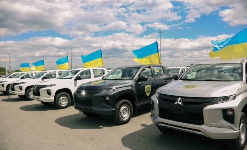 12 новеньких пікапів для військових вирушили до Києва. За кермом одного з них – Порошенко