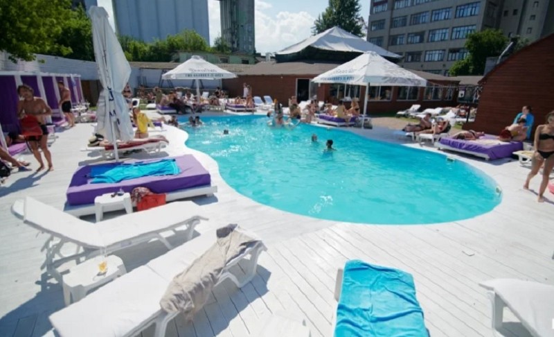 У Києві запрацювали басейни просто неба: ​​де можна позасмагати та покупатися