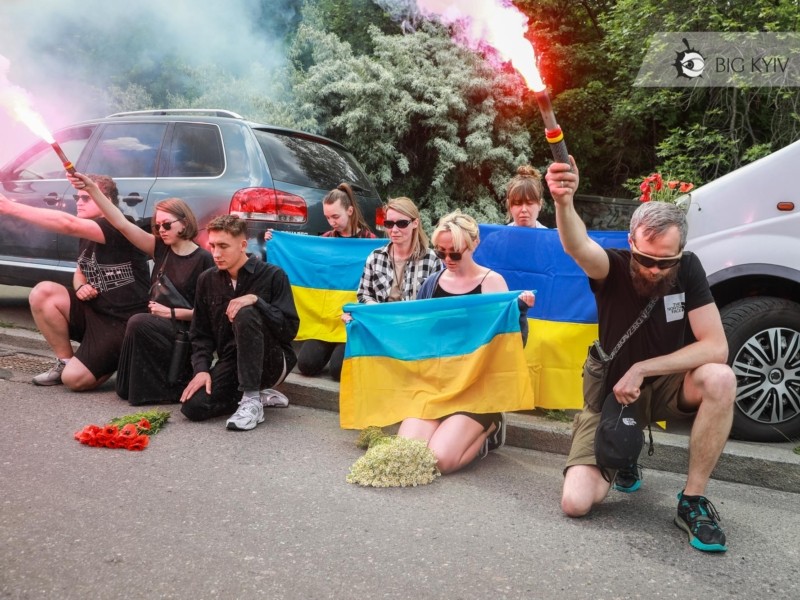 На колінах, з прапорами та фаєрами: як кияни зустрічали тіло активіста Романа Ратушного (ФОТО)