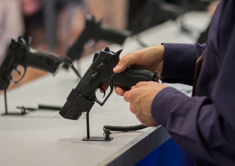 Володіння зброєю в Україні: відомі результати опитування в “Дії”