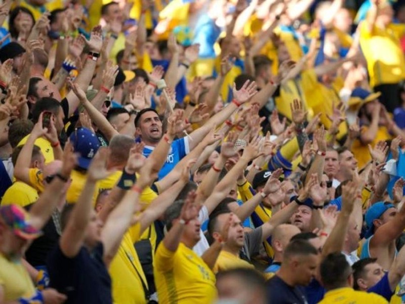 Україна-Уельс: на матчі за вихід на ЧС–2022 українські вболівальники вшанували ЗСУ