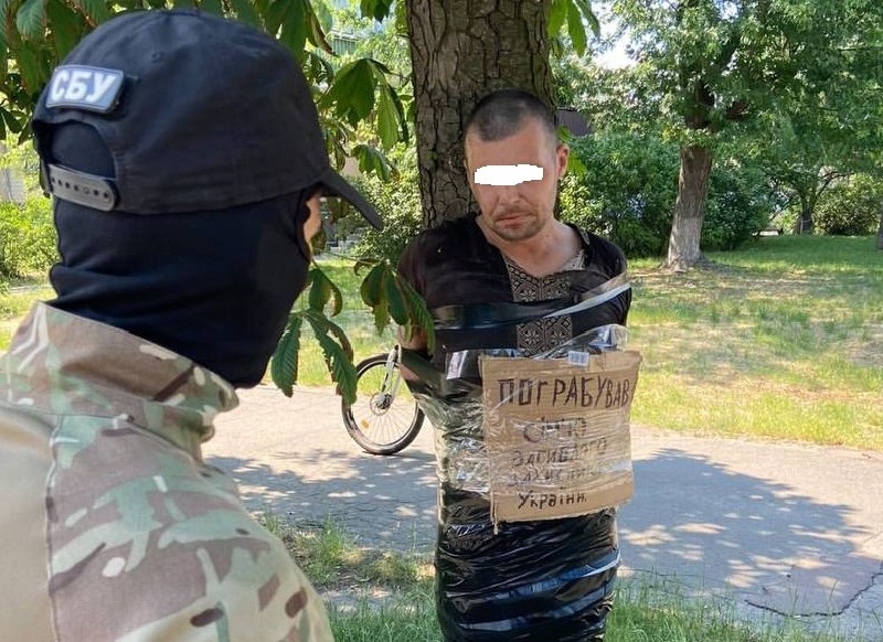 Пограбував сім’ю загиблого воїна. У Києві “прикували” до дерева мародера у вишиванці