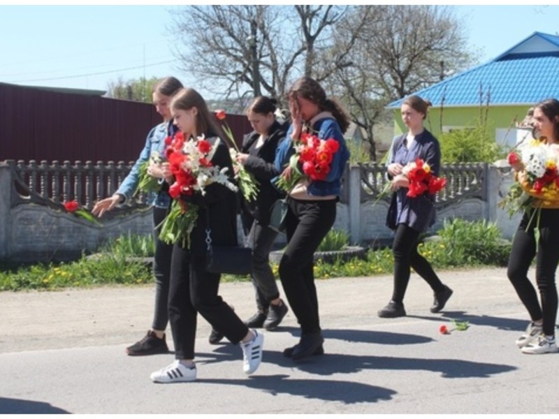 Люди вслали дорогу живими квітами: на Київщині прощалися з загиблим героєм