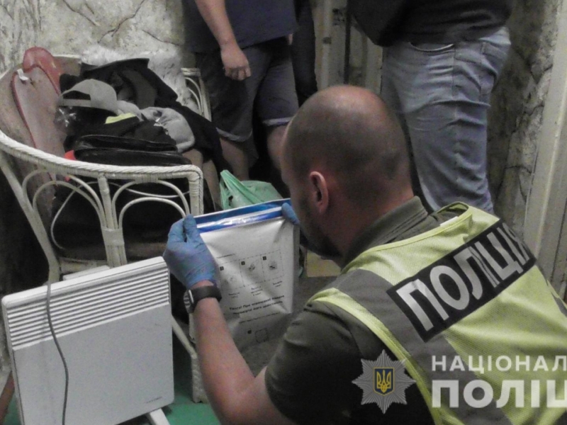 На Троєщині затримали місцевого мешканця з наркотиками на 100 тисяч (ФОТО)