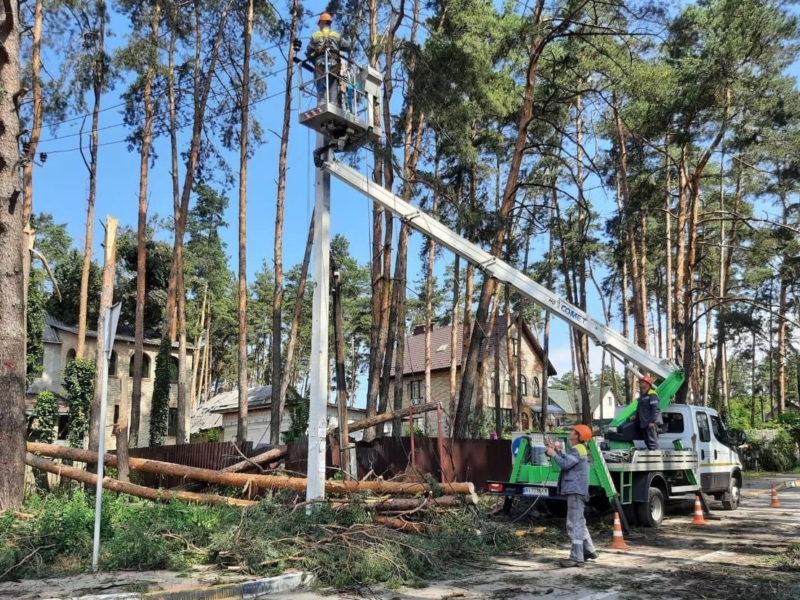 На Київщині відновили електропостачання для 100 тисяч будинків