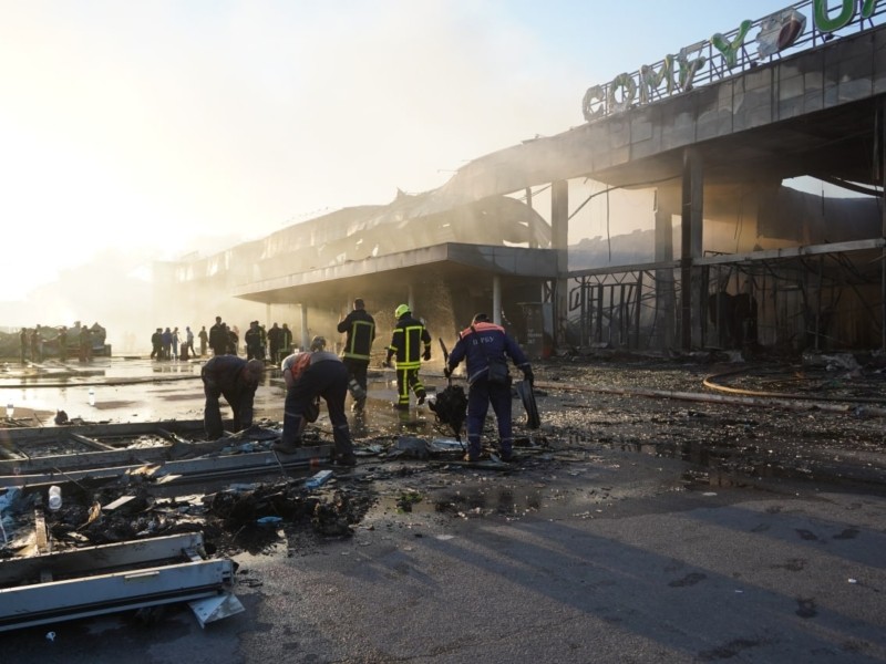 Ракетний удар по ТРЦ в Кременчуці: на ранок кількість загиблих збільшилась, багато зниклих безвісти