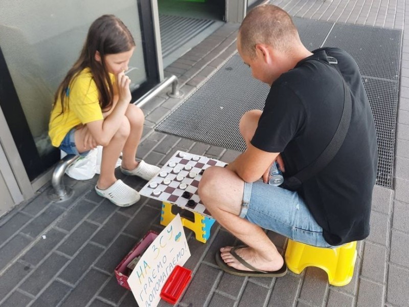 В Києві дівчинка грою в шашки на вулиці збирає гроші для ЗСУ (ФОТО)