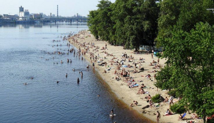 Незважаючи на заборону, пляжі Києва забиті людьми