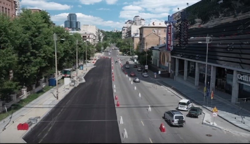 У Києві дорожники проводять капремонт 1,2 кілометра дороги по вулиці Льва Толстого