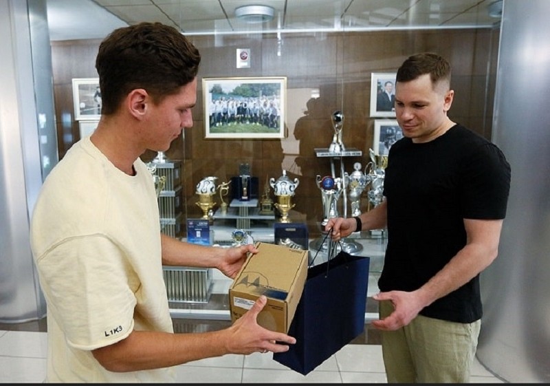 Футболісти молодіжної збірної України придбали рації для бійців ЗСУ
