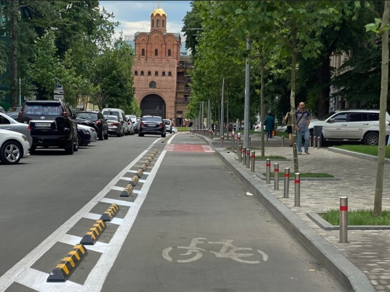 Поблизу Золотих воріт встановили борти, які захищають велосипедну смугу від паркування авто