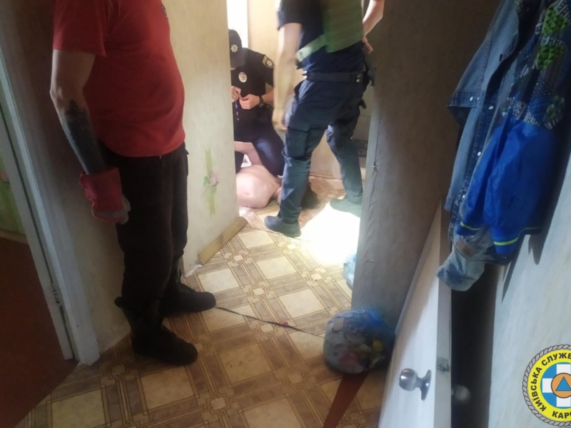 У Києві врятували жінку з немовлям, над якими у зачиненій квартирі знущався домашній кат