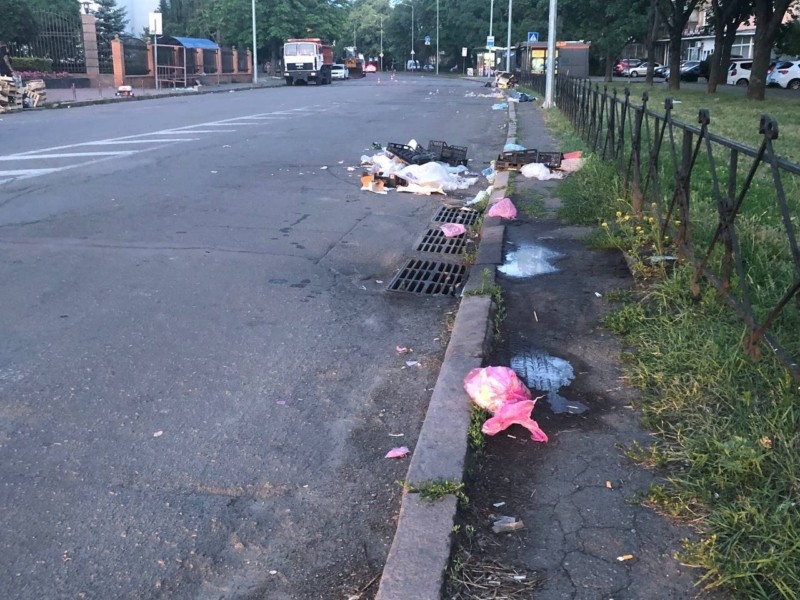 У “Київавтодорі” розповіли, якого головного болю додає сміття на вулицях