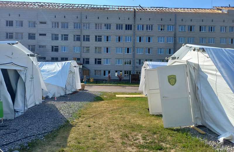 Біля пошкодженої лікарні у Макарові запрацював мобільний госпіталь